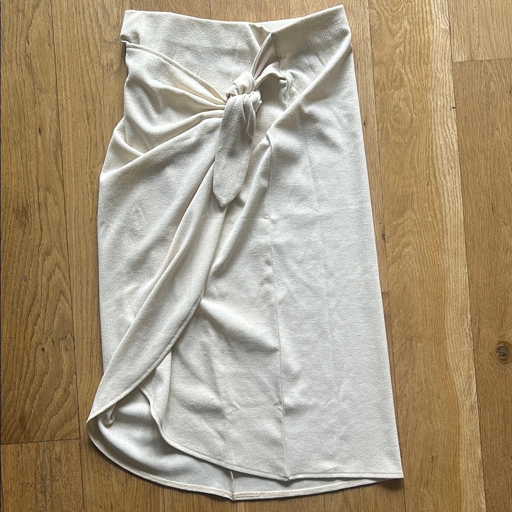 Elegant Cream Knot Skirt
